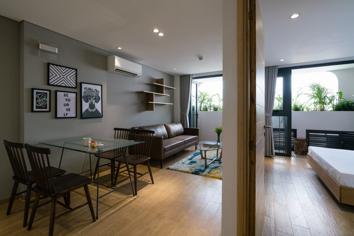 Trong ảnh là một căn phòng cho thuê trong nhà được thiết kế đầy đủ không gian cơ bản như phòng ngủ bên phải, qua bức tường là khu vực phòng khách và ăn uống Không gian sống hoàn hảo