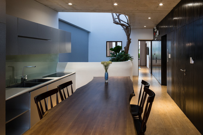 Trong ảnh là hông gian sinh hoạt chính của gia chủ được đặt ở tầng 7 với bàn ăn dài bằng gỗ nguyên khối khu vực ăn uống đẹp