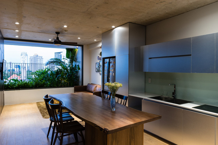 Ảnh chụp khu vực bếp - ăn được bố trí cạnh nhau, tạo thuận tiện cho quá trình sinh hoạt. Cửa sổ lớn giúp không gian thông thoáng và không bị ám mùi thức ăn. Khu vực bếp - ăn đẹp