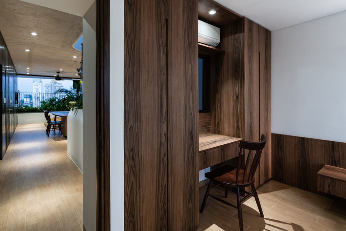 Ảnh chụp phòng ngủ của con bố trí bàn học bên trái với chất liệu gỗ ấm áp Phòng ngủ của con