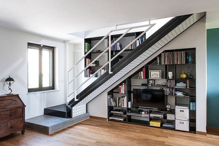Trong ảnh là gầm cầu thang được thiết kế kệ ti vi kết hợp để đồ tiện dụng Tư vấn thiết kế nhà ống 4 tầng sang trọng