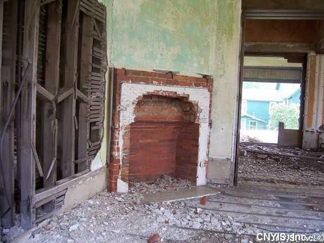 Căn biệt thự đã bị xuống cấp nặng và chủ nhân mới của nó chắc chắn phải bỏ ra số tiền khá lớn để sửa chữa biệt thự xuống cấp