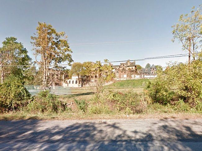 Tòa biệt thự bị bỏ hoang trên phần đất rộng lớn biệt thự lâu đời