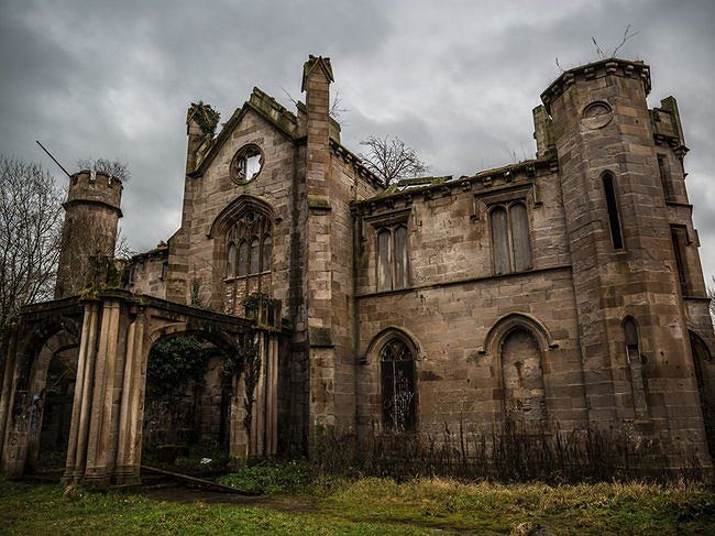 Trong ảnh là tòa lâu đài Cambusnethan ở Bắc Lanarkshire - Scotland, là một trong những lâu đài kiến trúc Gothic còn lại cuối cùng trên đất nước này biệt thự Cambusnethan
