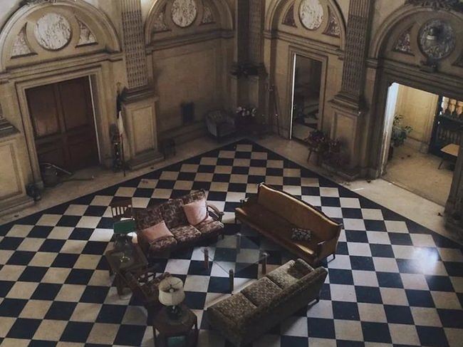 Chi phí xây dựng tòa lâu đài được ước tính vào khoảng 200 triệu USD (~5927 tỷ VND) theo tỷ giá đô la hiện nay kiến trúc lâu đời