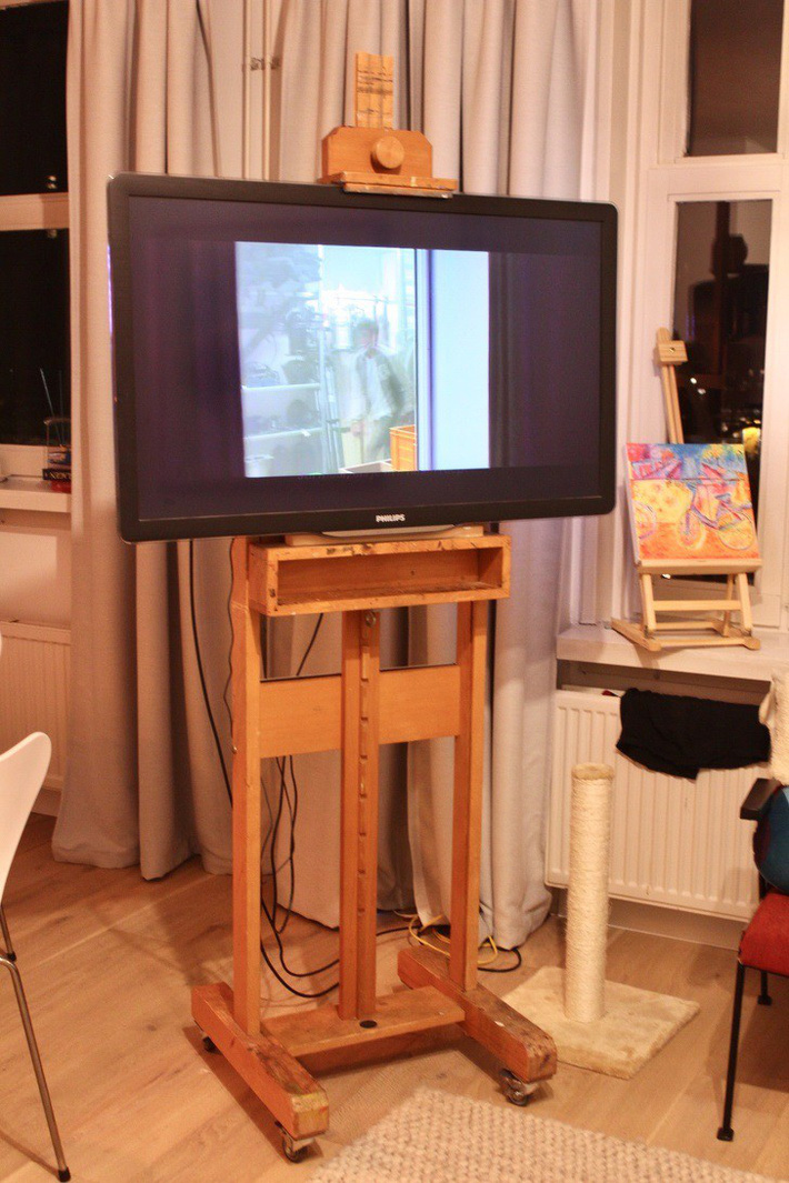 Bạn có thể dễ dàng điều chỉnh độ cao hay di chuyển TV từ phòng này sang phòng khác. giá tivi di động