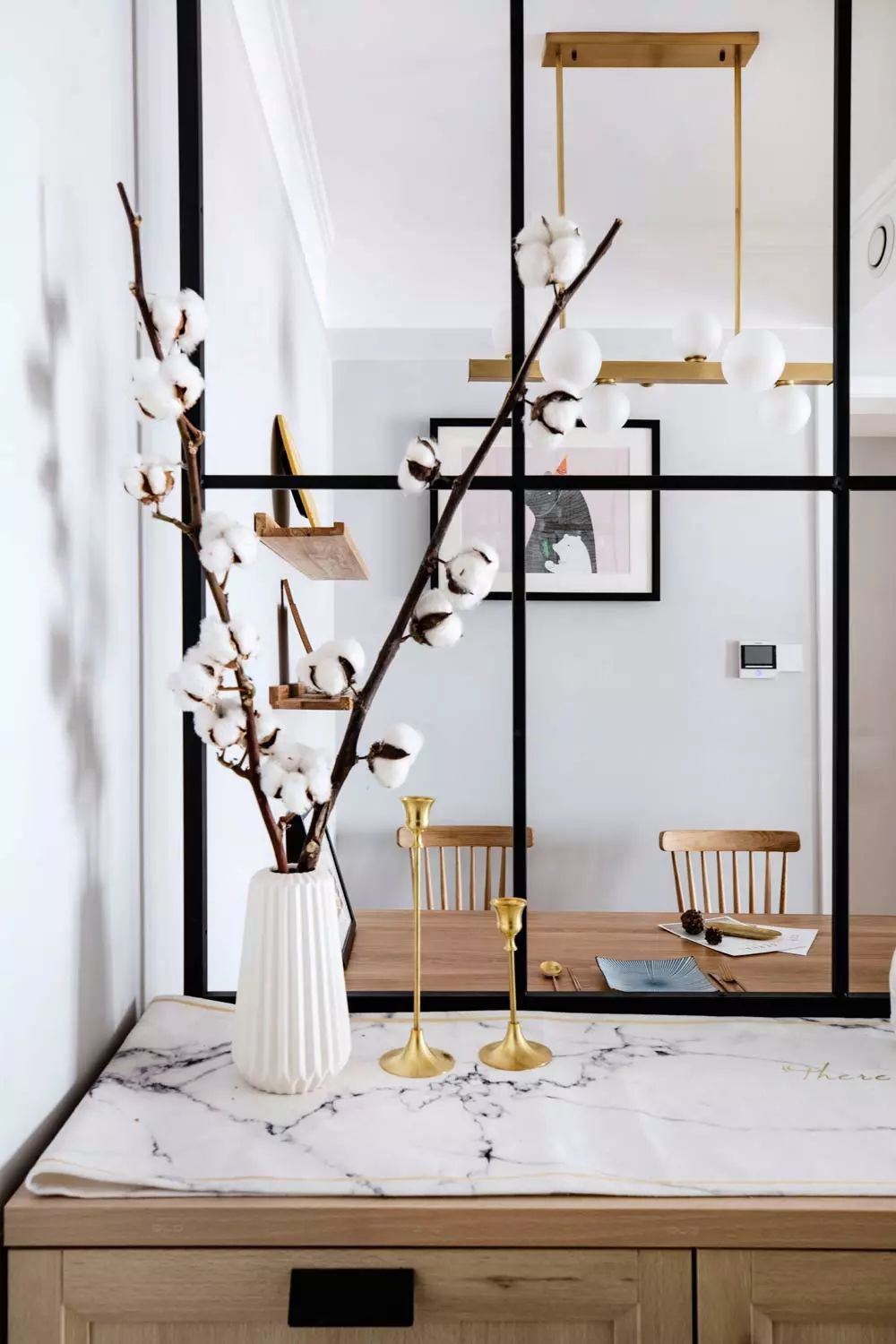 Gam màu gỗ được lựa chọn làm tăng thêm vẻ đẹp thân thiện, ấm cúng cho không gian sống. chất liệu gỗ