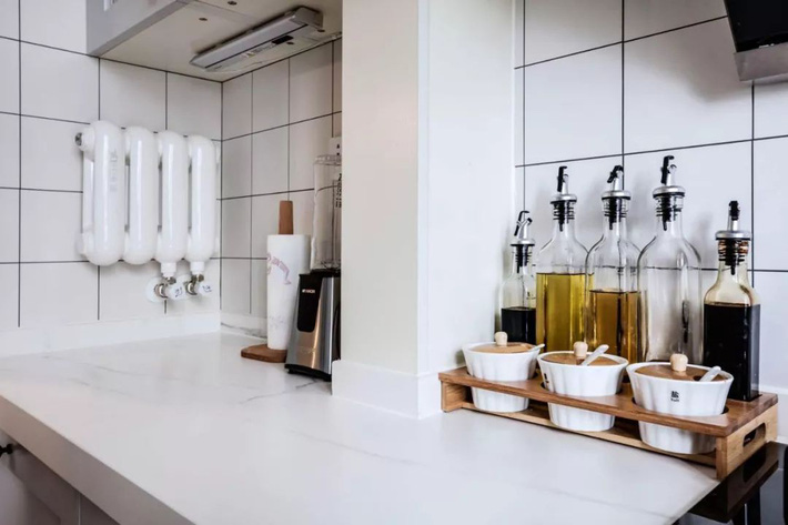 Góc đựng gia vị gọn gàng, ngăn nắp. góc đựng gia vị