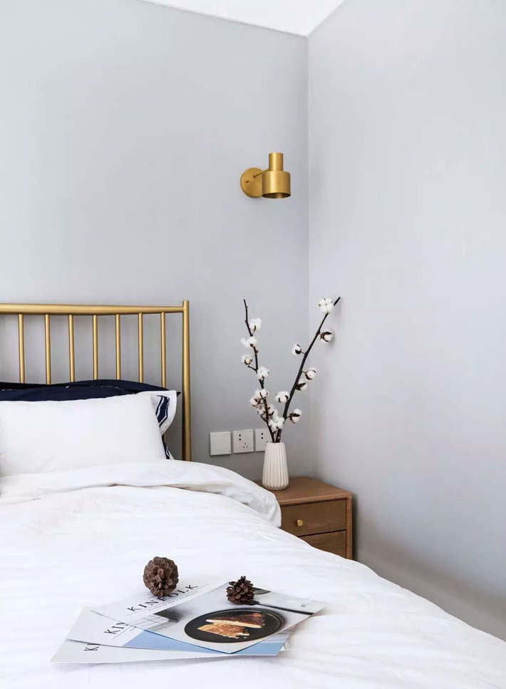 Gam màu ghi từ những bức tường trở thành phông nền hoàn hảo làm nổi bật ga trải giường màu trắng. phòng ngủ