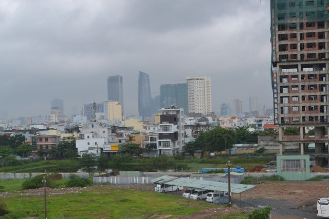 Tòa tháp thứ hai vẫn là vũng nước tù đọng suốt 8 năm trời Tòa tháp đôi lớn nhất miền Trung
