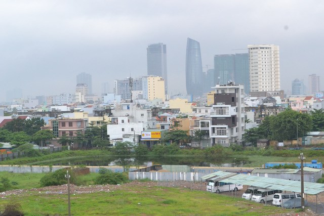 Vũng nước tù này là nền móng của Tòa tháp thứ 2, được chủ đầu tư xin chuyển sang xây khách sạn 5 sao dự án True Friends Park - Blooming Tower Danang