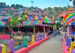 Ngôi làng rực rỡ như cầu vồng ở Indonesia