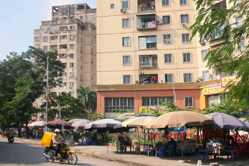 Nhà ở xã hội, khu tái định cư bị hàng quán 'đeo bám'