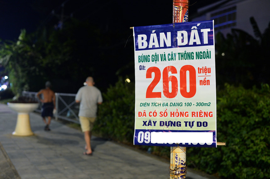 Ở Phú Quốc, khi liên hệ các số điện thoại trên bảng rao bán đất như thế này, thay vì chính chủ, khách sẽ gặp cò đất cò đất tại đảo ngọc Phú Quốc