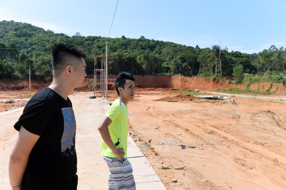 Anh Quyền (áo đen) dẫn PV tới mảnh đất 1.000m2 đang được rao bán Đại công trường Phú Quốc
