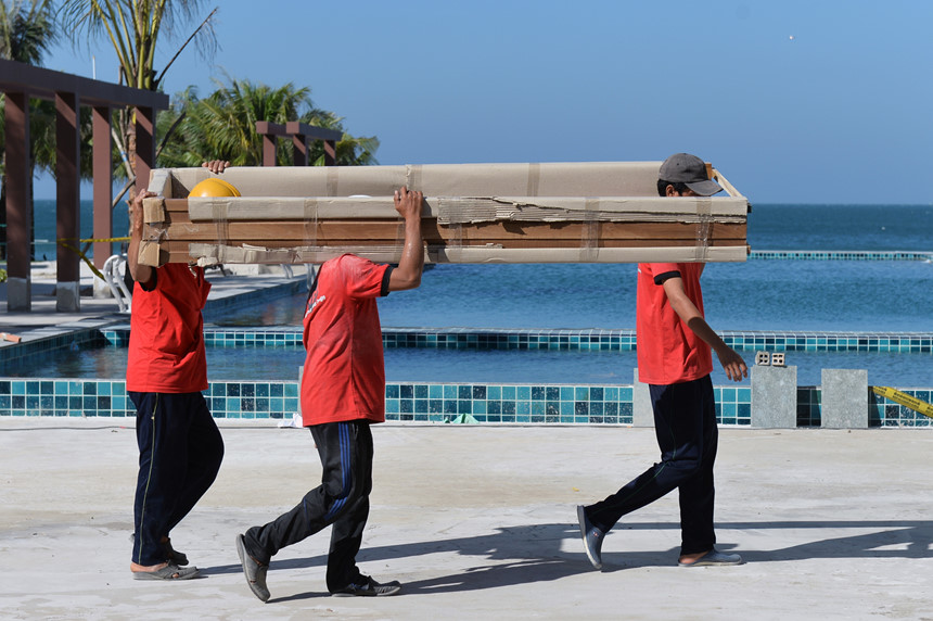 Cảnh công nhân thi công nhộn nhịp ở các công trường tại Phú Quốc BĐS Phú Quốc