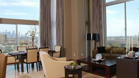 Trang trí phòng khách đẹp với nội thất màu nâu