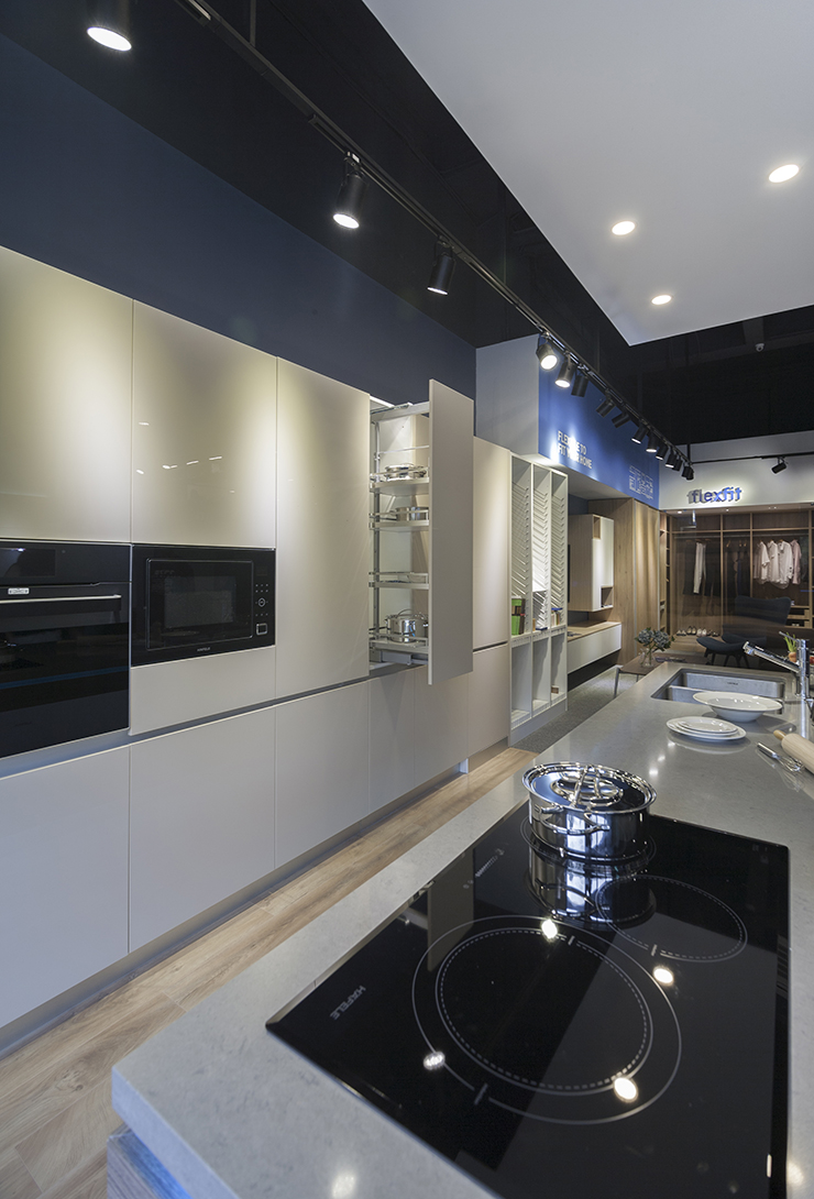 Chất liệu Acrylic có bề mặt phản sáng, phản chiếu hình ảnh tốt Chất liệu Acrylic