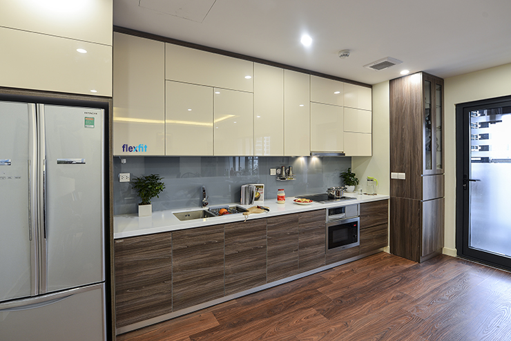 Gia chủ nên sử dụng Acrylic cho tủ bếp trên và Laminate cho tủ bếp dưới tủ bếp Acrylic
