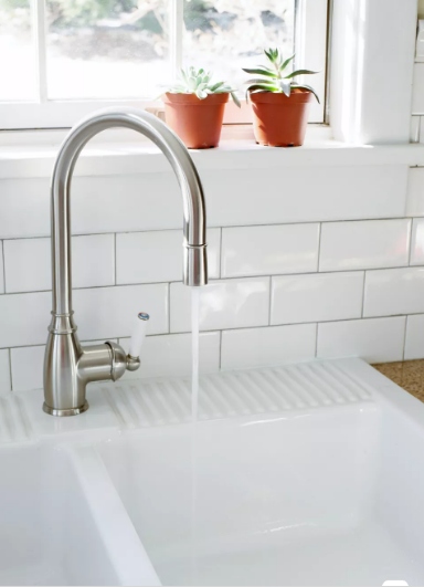 Chỉ cần làm sạch bồn rửa bát là phòng bếp đã trở nên sáng sủa và khác biệt rất nhiều bồn rửa bát