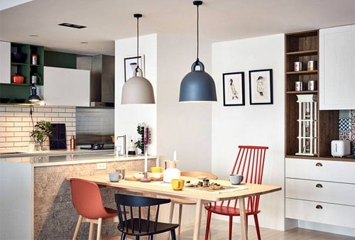Bạn có nhận thấy một chiếc đèn thông thường sẽ khiến phòng bếp kém sang hơn? Một chiếc đèn trang trí phù hợp sẽ tạo nên khác biệt và cá tính riêng cho căn phòng. đèn nhà bếp