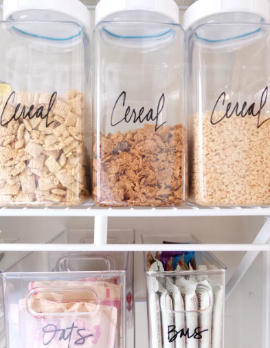 Sắp xếp những chiếc hộp đựng đồ một cách khoa học cũng giúp "nâng cấp" căn bếp cũ kỹ trang trí nhà đẹp