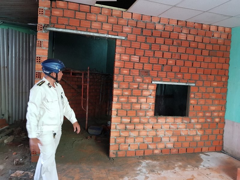 Một công trình trái phép tại khu vực ga đường sắt mới. Ảnh: Tấn Việt công trình trái phép