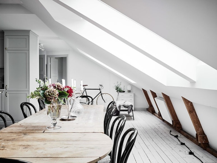 Chiếc bàn dài giúp chủ nhà có thể tiếp đón nhiều khách đến chơi bàn ghế ăn