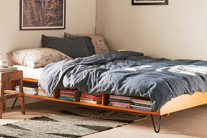 Bạn cũng có thể tham khảo ý tưởng làm một giá sách tiện lợi như thế này giường ngủ đẹp