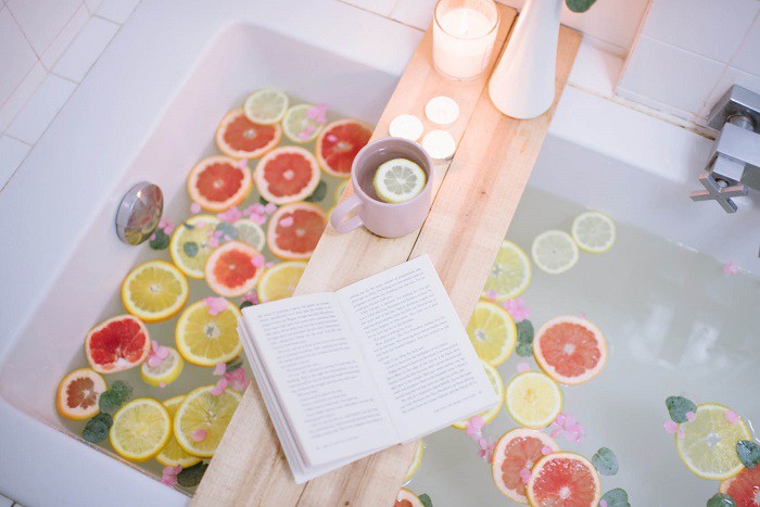 Phòng tắm đẹp như spa chỉ nhờ chiếc khay bồn tắm cực bắt mắt