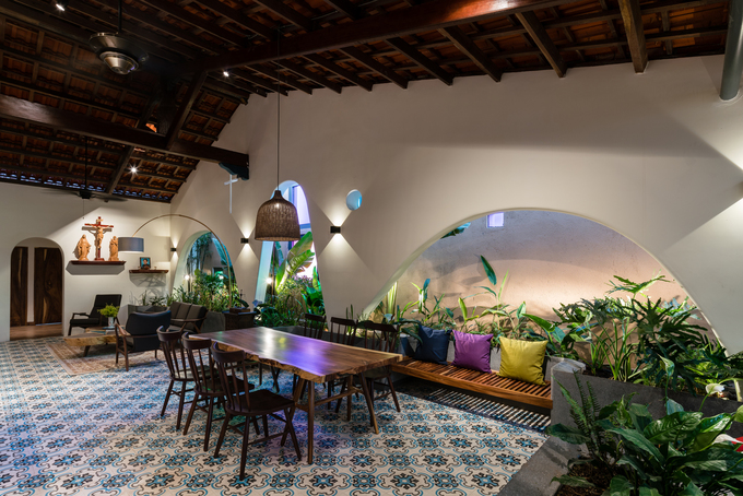 Ngôi nhà 2 tầng pha trộn nét hiện đại và truyền thống ở Vũng Tàu