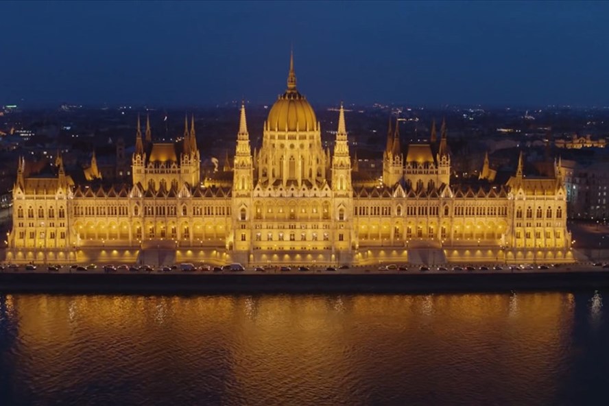 Khám phá tòa nhà độc, lạ được trang trí bởi 40kg vàng