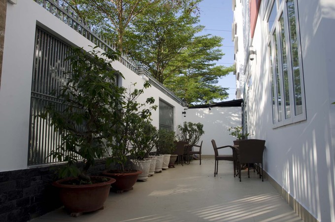 Ảnh chụp bức tường rào cao, đảm bảo an ninh cho ngôi nhà phố thiết kế nhà phố 4 tầng đẹp