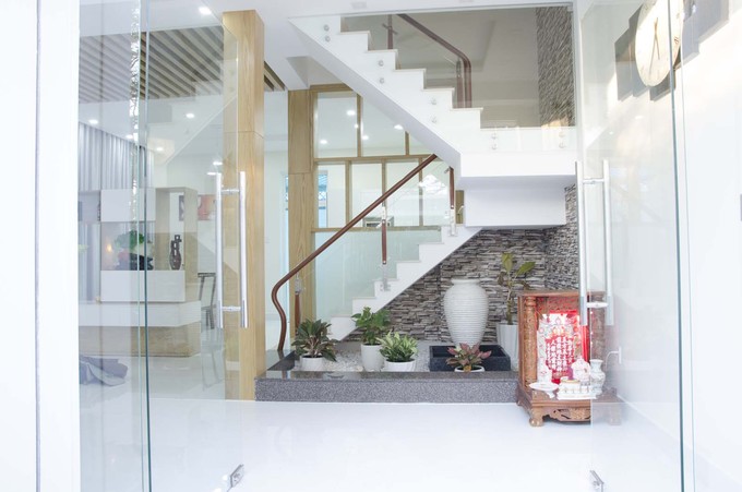 Trong ảnh là lớp kính cường lực dày 10mm, được kiến trúc sư sử dụng để lấy sáng cho ngôi nhà thiết kế nhà phố hiện đại