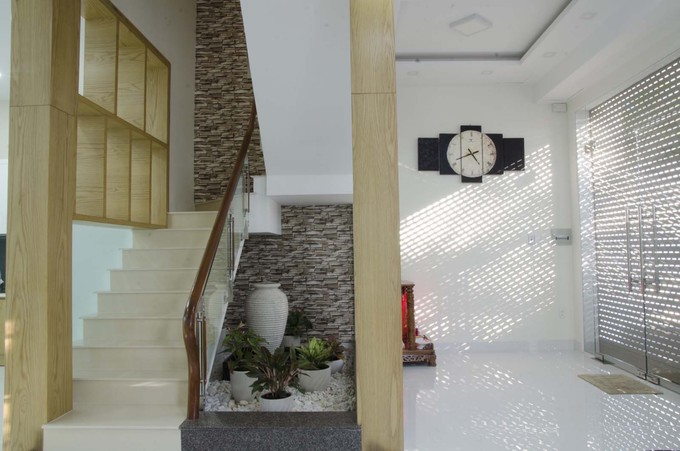 Ảnh chụp lớp của cuốn được thiết kế bên ngoài 4 cửa chính để đảm bảo tính an ninh của ngôi nhà thiết kế không gian nhà đẹp