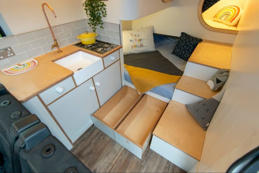 Biến xe cắm trại cũ thành căn nhà di động tiện nghi