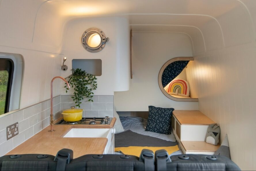 "Hô biến" xe cắm trại cũ kĩ thành căn nhà di động tiện nghi