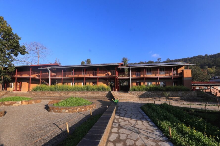 Ghé thăm ngôi trường đất nện giữa lòng Nepal