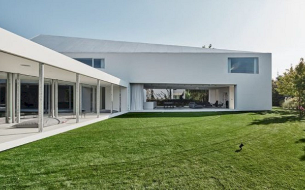 Ngôi nhà tự động "biến hình" để tránh nắng