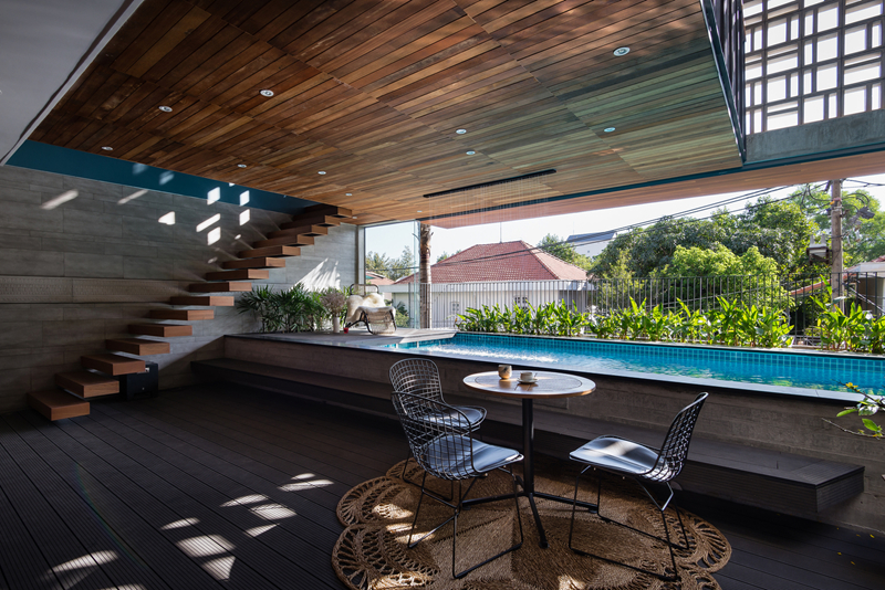 Bể bơi được nâng cao, tạo ra nhiều khoảng không gian sinh hoạt hơn cho tầng trệt. bể bơi trong nhà