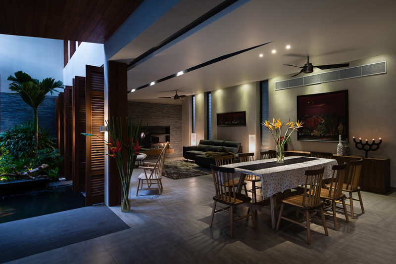 Cửa sổ lá sách có thể đóng mở tùy theo nhu cầu sử dụng. cửa sổ lá sách