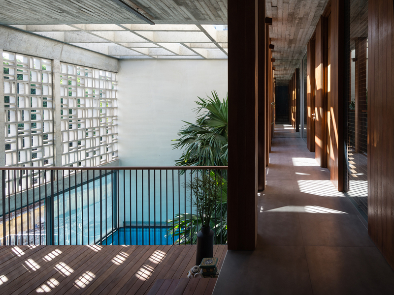 Hành lang gỗ có nhiệm vụ kết nối các phòng. hành lang gỗ