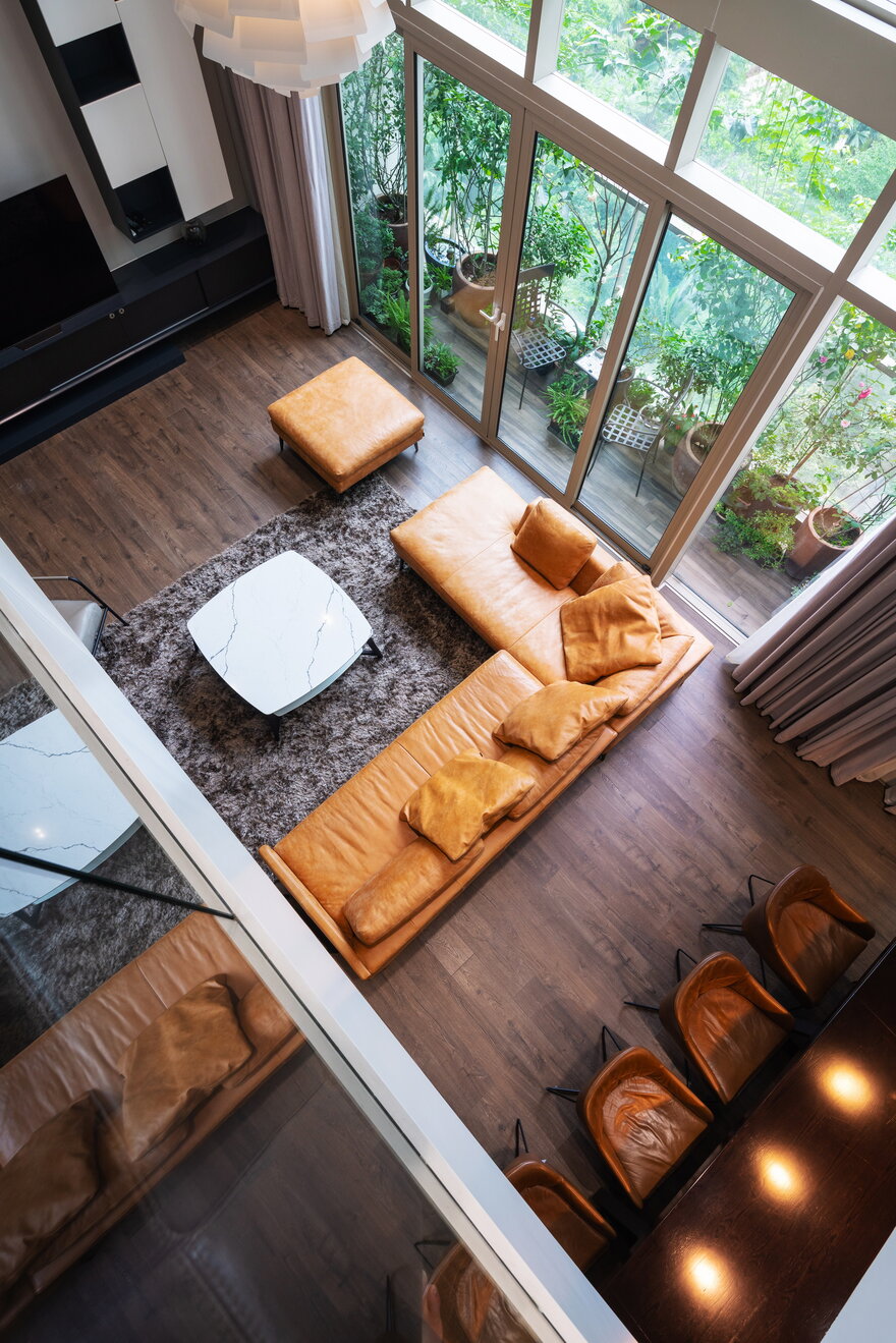 Khung cửa kính đưa ánh sáng tự nhiên vào sâu bên trong, đồng thời cho tầm nhìn đẹp ra khung cảnh bên ngoài. khung cửa kính lớn