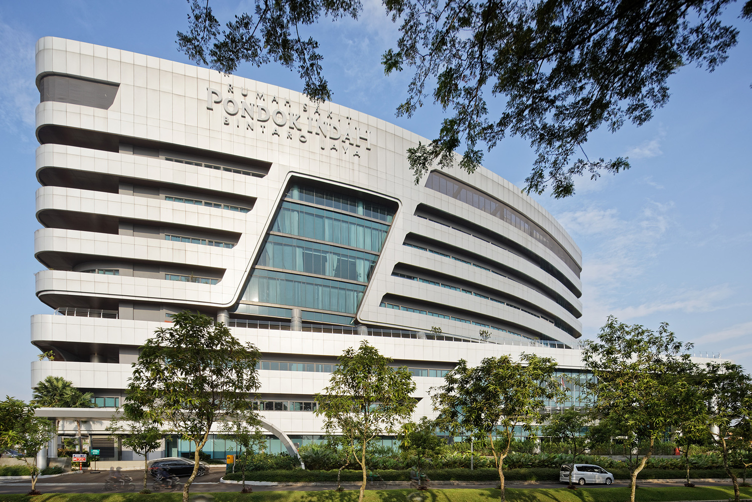 Bệnh viện hiện đại, xanh mướt như công viên ở Indonesia