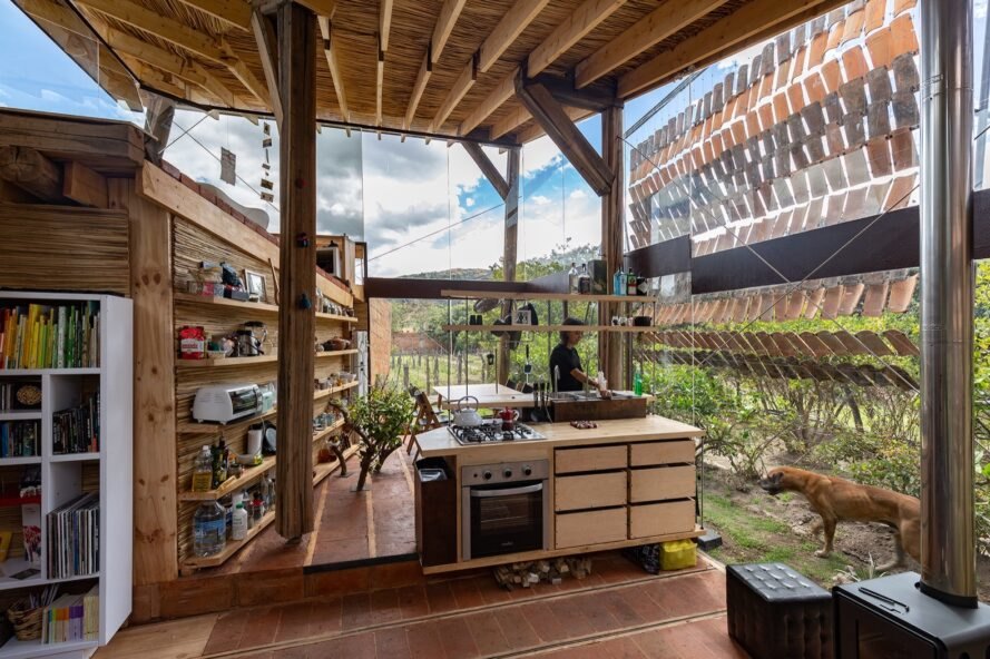 Mặt tiền ấn tượng với những viên gạch treo Ngôi nhà độc đáo làm từ vật liệu tái chế