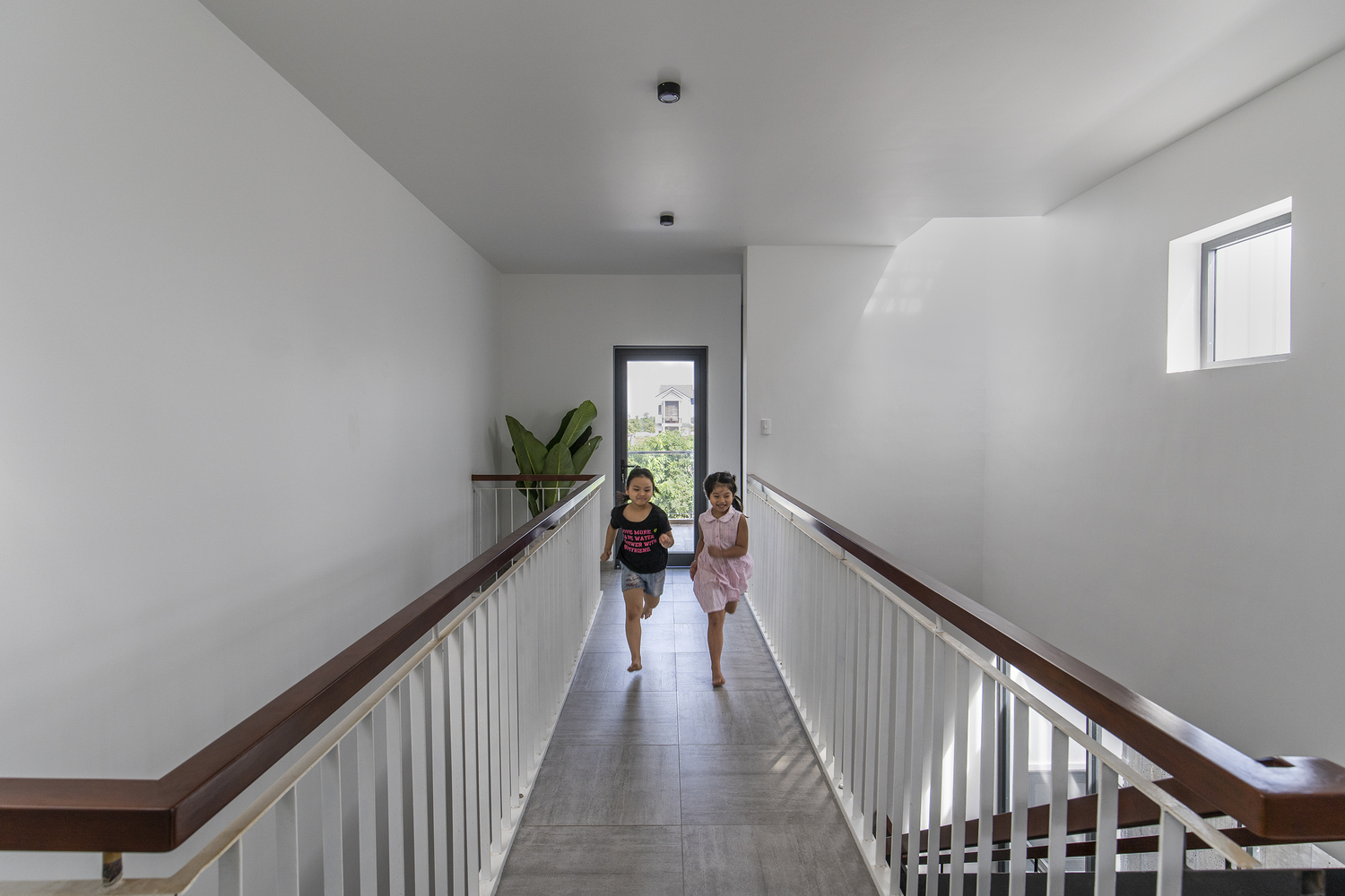 Dọc theo lối vào và hành lang, những cảm nhận khác nhau về kiến trúc và ánh sáng được mở ra. kiến trúc đẹp