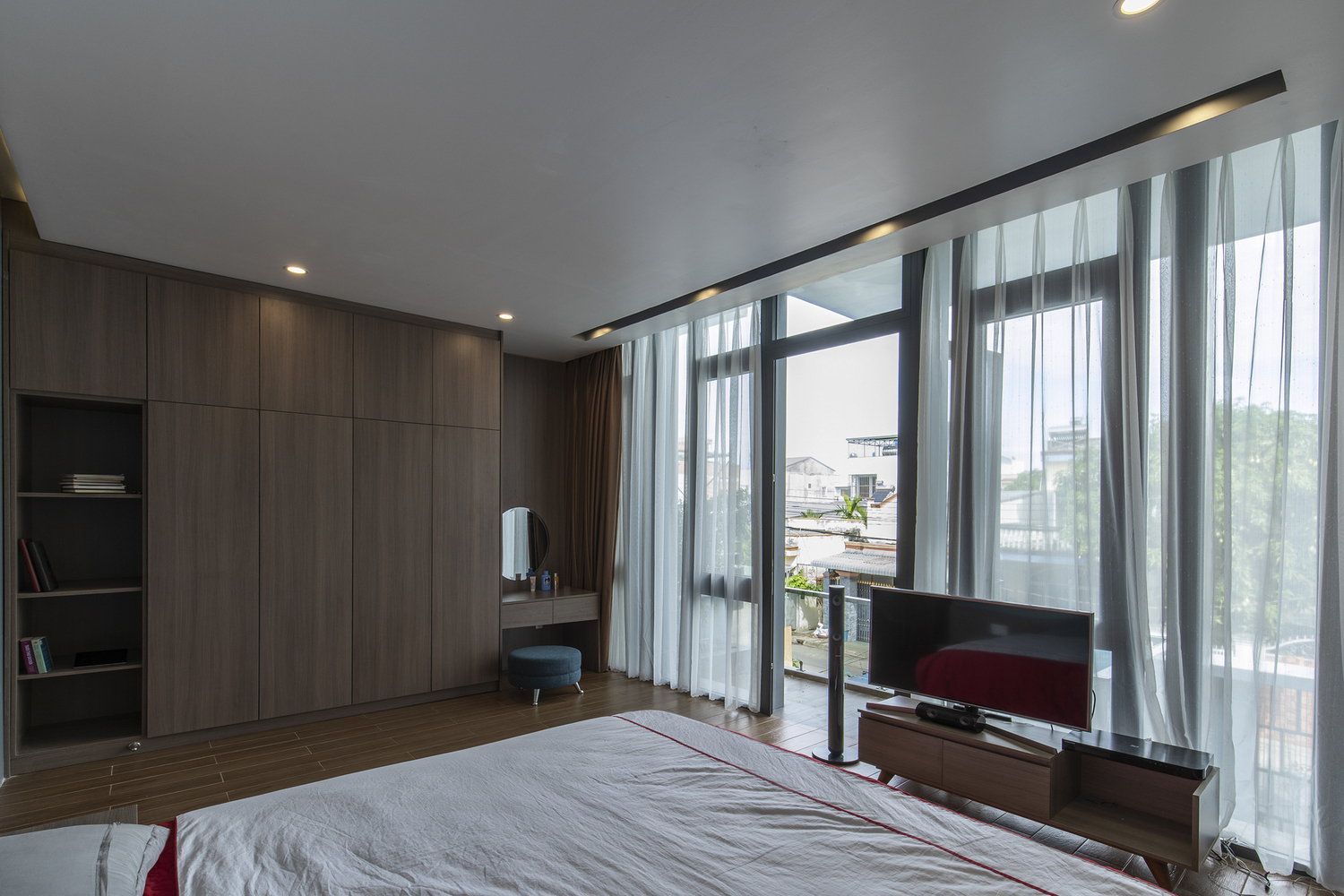 Không gian ngủ nghỉ thoáng sáng và rộng mở nhưng không thiếu đi sự riêng tư. phòng ngủ
