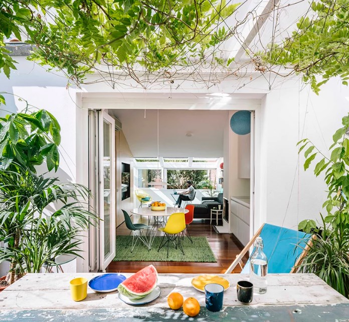 Căn hộ trẻ trung, đầy màu sắc trên tầng áp mái ở Tây Ban Nha