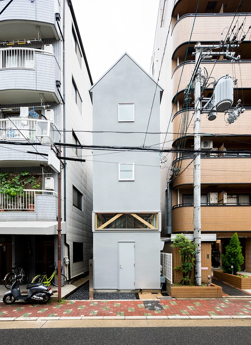 Nhà phố vẫn thoáng sáng vô cùng dù bị bao vây ba phía