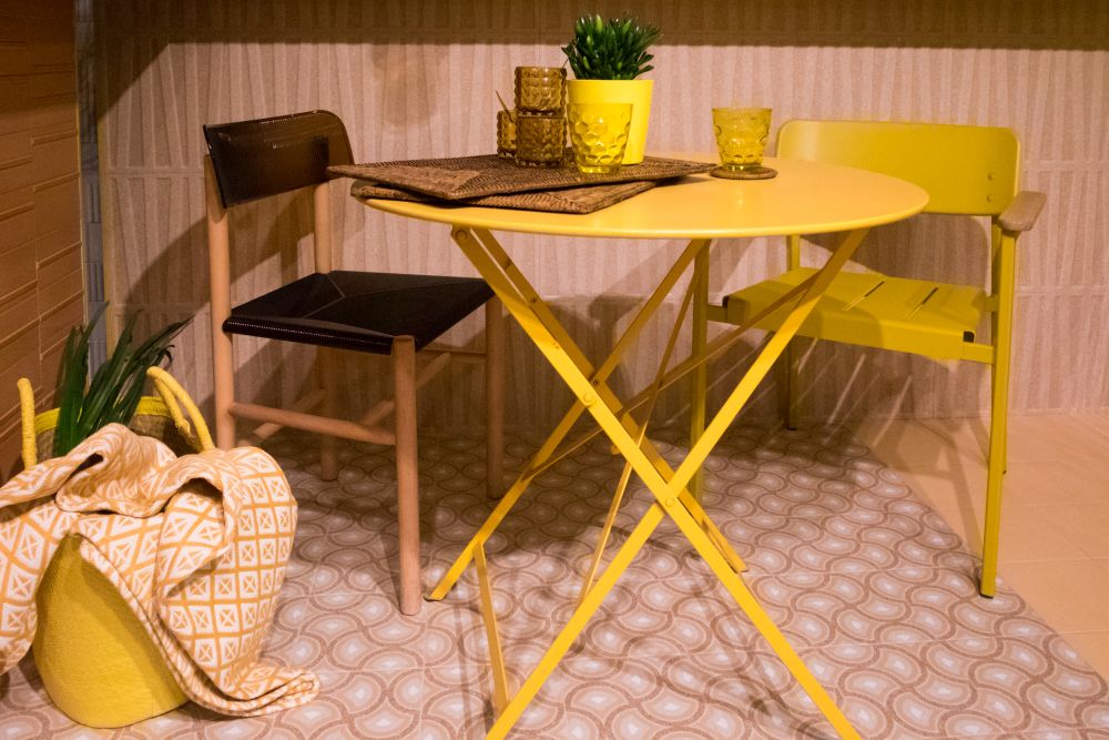 Màu vàng tươi có tác dụng thắp sáng những không gian tối tăm, u buồn. chiếc bàn màu vàng tươi